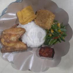 Nasi   Ayam Goreng  Sayur   Tahu Tempe Goreng  Sambal