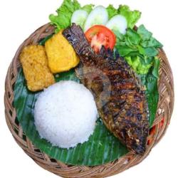 Ikan Nila Bakar Komplit