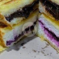 Roti Bakar Bluebarry Susu