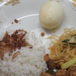 Nasi Uduk Putih Telur Balado.