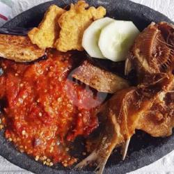 Nasi Penyetan Ikan Asin Tahu Tempe