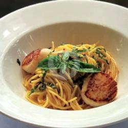 Seared Scallop Aglio Olio, Spaghetti, Garlic Confit, Chili