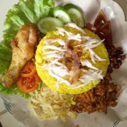 Nasi Kuning Spesial Pake Ayam Goreng