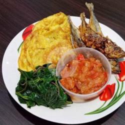 Nasi   Dadar   Ikan Benggol Goreng   Sambel Mentah   Bayam Rebus