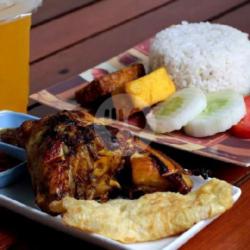 Nasi Ayam Goreng Kentang Goreng Tempe Tahu Sambal Lalapan Minuman