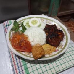 2 Nasi Penyet Ayam Bakar Daun Jeruk Dan 2 Es Teh