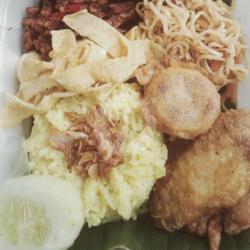 Nasi Kuning Ayam Goyeng