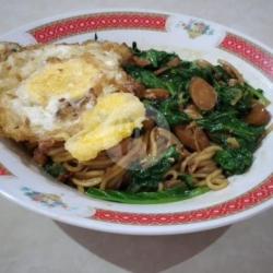 Mie Ayam Goreng Sosis Telur Mata Sapi