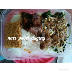 Nasi Pecel Daging Plus Telur