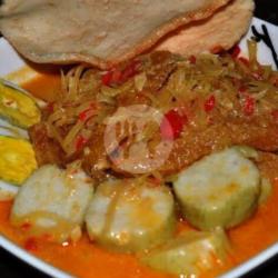 Lontong Sambel Goreng Telor Utuh