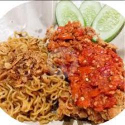 Indomie Goreng Topping Ayam Geprek