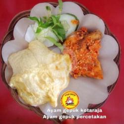 Ayam Gepuk Telur Dadar Nasi Uduk