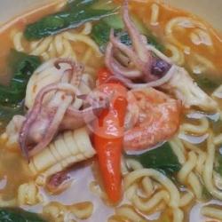 Mie Kuah Masak Seafood