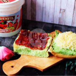 Roti Kuro Strawberry Goldenfil