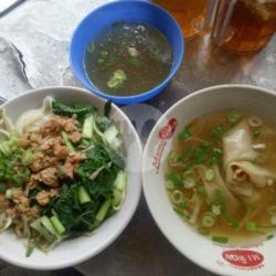 Kwetiau Ayam Pangsit Rebus