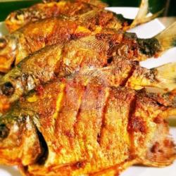 Ikan Bawal Merah Goreng Sambel Matah Kecombrang