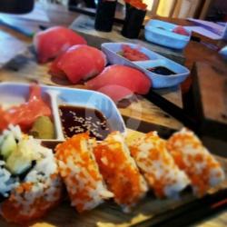 Tobiko Roll