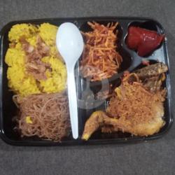 Nasi Kuning ,ayam Goreng ,kentang Mustope