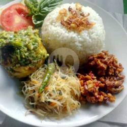 Nasi Gurih Ayam Sabehijau,   Orek. Tempe. Bihun