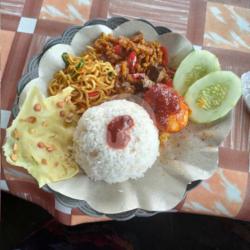 Nasi Campur Telor Masak Merah