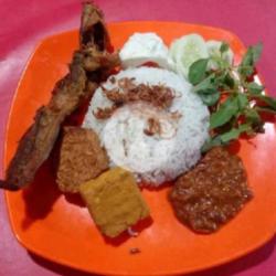 Nasi Uduk   Lele Goreng   Tahu   Tempe Goreng