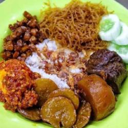 Nasi Uduk Semur Komplit