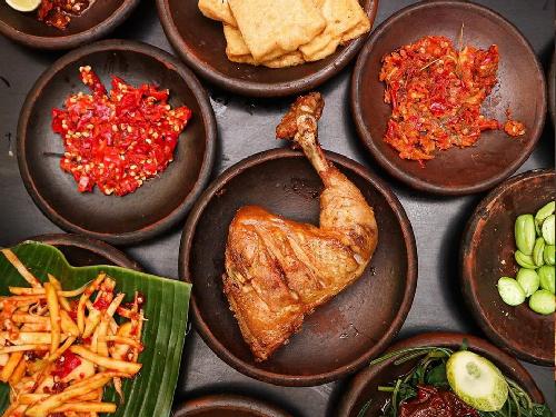 Pecel Lele Janoko, Dakota