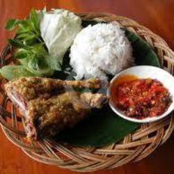 Lalapan Bebek Goreng Jumbo