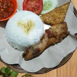 Paket Hemat Ayam Goreng Tempe Tahu Lalap Sambal.