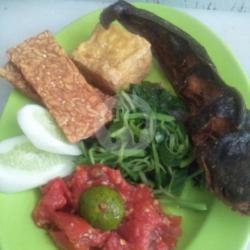 Lele /ayam Goreng Tempe Tahu Nasi Bayam Rebus Sambal Bajak