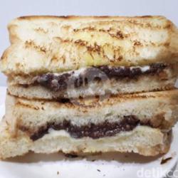 Roti Bakar Rasa Coklat Dan Tiramisu