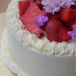 Strawberry Vanilla Cake (slice)