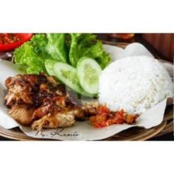 Paket Ayam Bakar Geprek. Nasi. Lalapan. Esteh