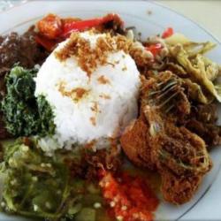 Nasi Padang Rames Ayam Goreng  Krupuk Merah Minang