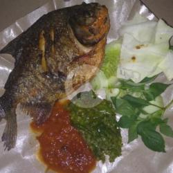 Ikan Bawal Cabe Ijo Dan Sambel Tomat Dan Lalapan