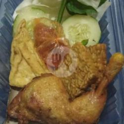 Ayam Lalapan (ayam   Tahu   Tempe   Lalapan Timun,gubis,kacang Panjang, Kemangi)