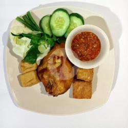 Lalapan Ayam Goreng