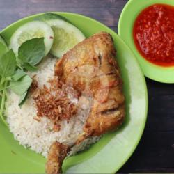 Nasi Uduk   Ayam Goreng (paha)