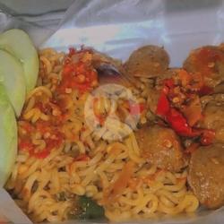 Mie Pedas   Bakso Goreng