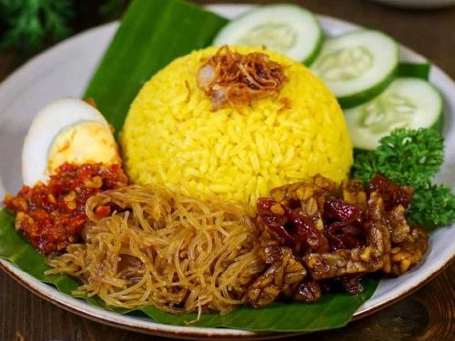 Nasi Kuning: Simfoni Rasa dan Tradisi dalam Setiap Sajian