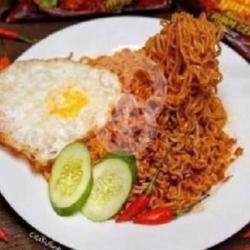 Indomie Goreng Jumbo / Telur Dadar / Sambal Geprak