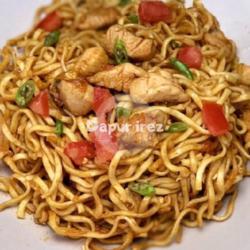 Indomie Ayam (goreng/rebus)