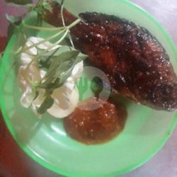 Nasik Uduk   Nila Bakar   Sambel   Lalapan