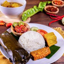 Nasi   Pepes Peda   Sayur Asem   Tahu   Tempe   Japu   Lalapan   Sambel