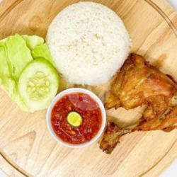 Nasi Penyetan Ayam   Serundeng   Sambel   Lalapan