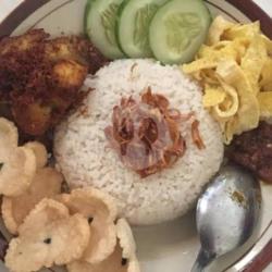 Nasi Uduk ( Orek   Bihun   Ayam Goreng 1/4ekor )