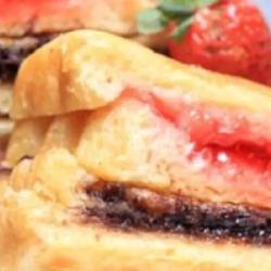 Roti Bakar Selai Strawberry Coklat Messes