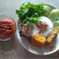 Nasi, Ati Ampela,tempe,tahu,sambal,lalapan.