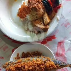 Nasi  Ikan Goreng Kembung,sambal,sayur Sayuran Komplit