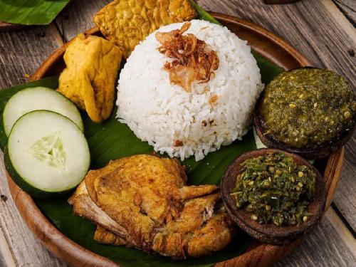 Nasi putih, ayam goreng sambal ijo, lalapan, dan tempe mendoan